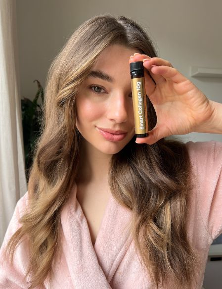 Femme avec un shot Smart Collagen